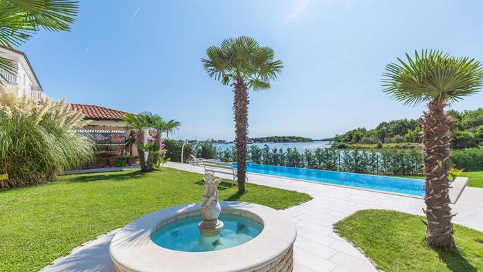 Private house with apartments just by the sea with outdoor pool, 25