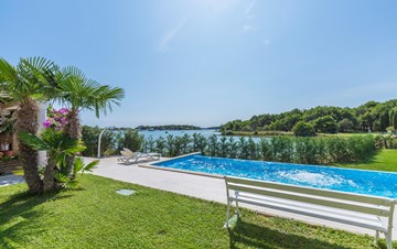 Private house with apartments just by the sea with outdoor pool