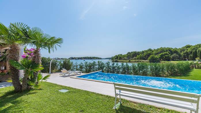 Private house with apartments just by the sea with outdoor pool, 24