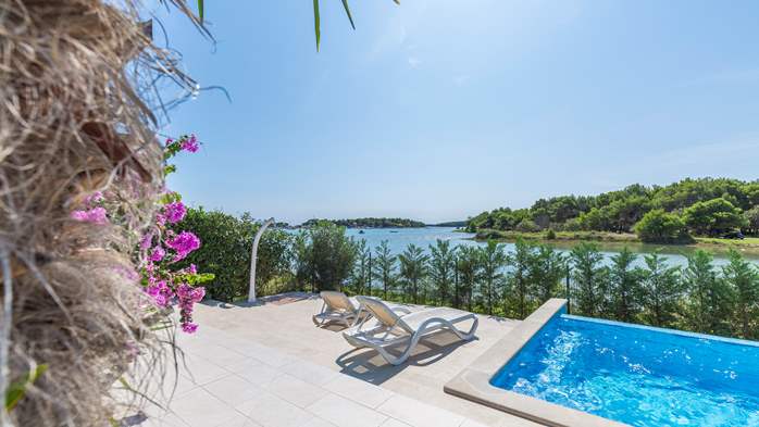 Private house with apartments just by the sea with outdoor pool, 25