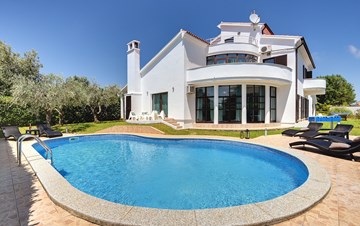 Villa with sea view, private pool, sauna and gym