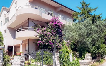 Appartamenti in una casa con un giardino paesaggistico a Medolino