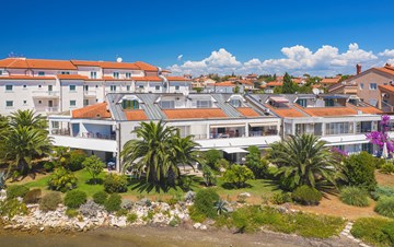 Casa bifamiliare offre alloggio in appartamenti vicino spiaggia