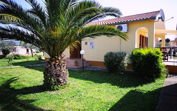 Comfortable house in Medulin, close to the sea, with garden