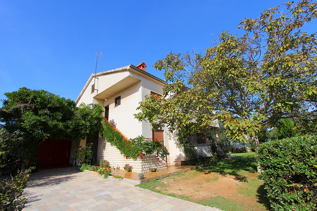 Kuća u Medulinu s uređenom okućnicom nudi prostran apartman