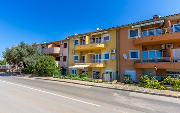 Apartments in a quiet location in Medulin with private parking