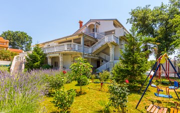 Bella casa familiare a Medolino con appartamenti spaziosi