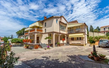 Large, nicely decorated House Nevija in Medulin offers apartments