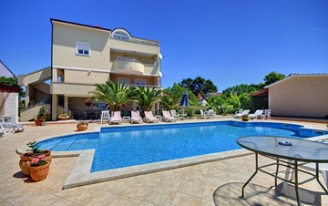Casa vacanze con 4 appartamenti finamente arredati e piscina