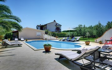Modern eingerichtetes Ferienhaus in Medulin mit Pool und Garten