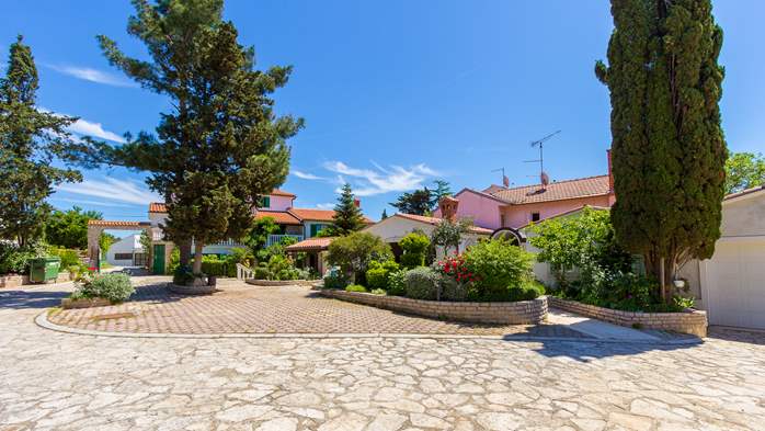 Familienhaus mit schönen Wohnungen und Pool in Medulin, 17