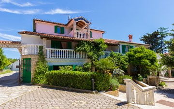 Grande casa con appartamenti e piscina comune a Medolino