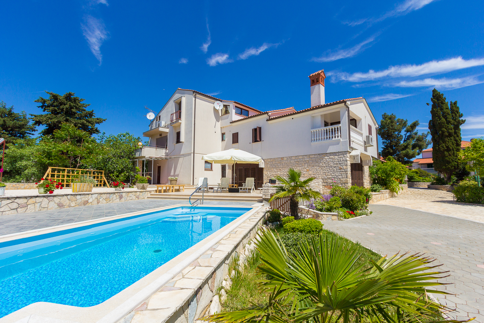 Family house with nice apartments and swimming pool in Medulin