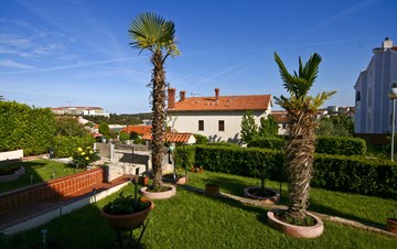 Villa mit gepflegten Garten bietet gute Unterkunft