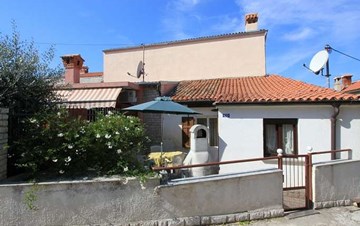 Schönes klimatisiertes Haus in Pomer mit Terrasse und Grill
