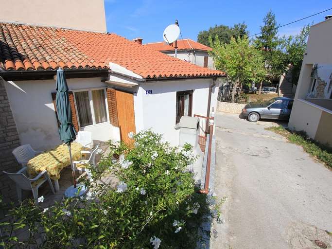 Schönes klimatisiertes Haus in Pomer mit Terrasse und Grill