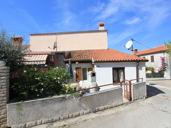 Schönes klimatisiertes Haus in Pomer mit Terrasse und Grill