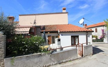 Nice little air conditioned house in Pomer with terrace and BBQ
