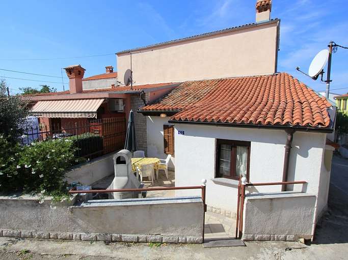 Schönes klimatisiertes Haus in Pomer mit Terrasse und Grill