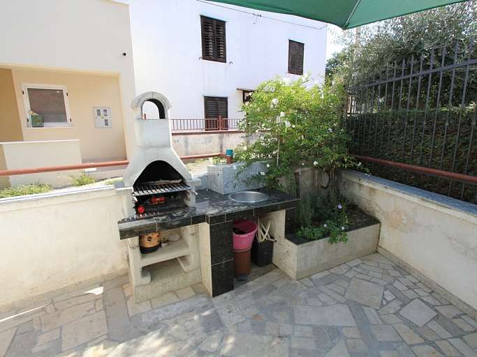 Schönes klimatisiertes Haus in Pomer mit Terrasse und Grill