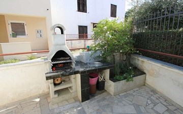 Nice little air conditioned house in Pomer with terrace and BBQ