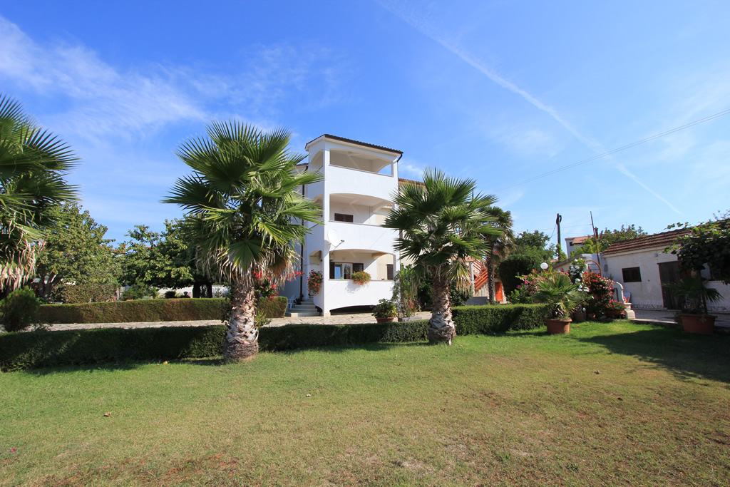 Lussuosa casa con cortile in Pomer offre alloggio in appartamenti