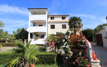 Lussuosa casa con cortile in Pomer offre alloggio in appartamenti