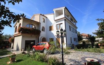 The luxurious house with a yard in Pomer offers accommodation