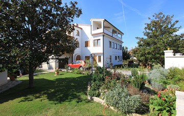 Das luxuriöse Haus mit Garten in Pomer bietet Unterkunft