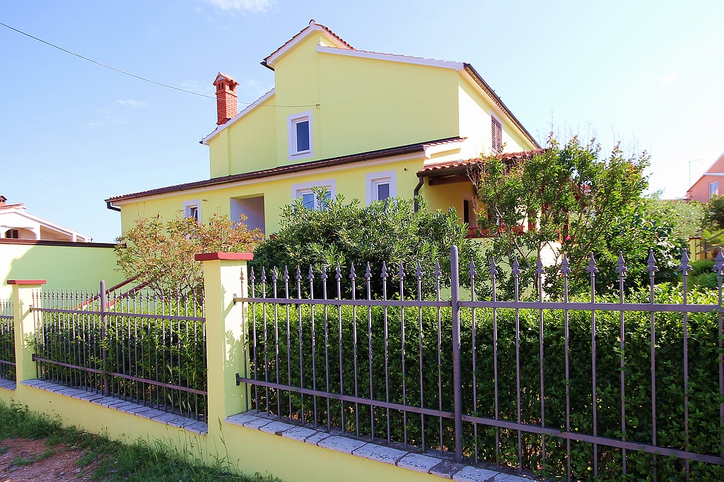 Nice house in Pomer offers accommodation in good apartment