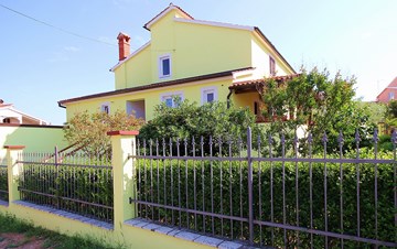 Nice house in Pomer offers accommodation in good apartment