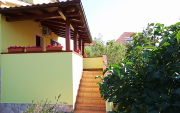 Nice house in Pomer offers accommodation in good apartment