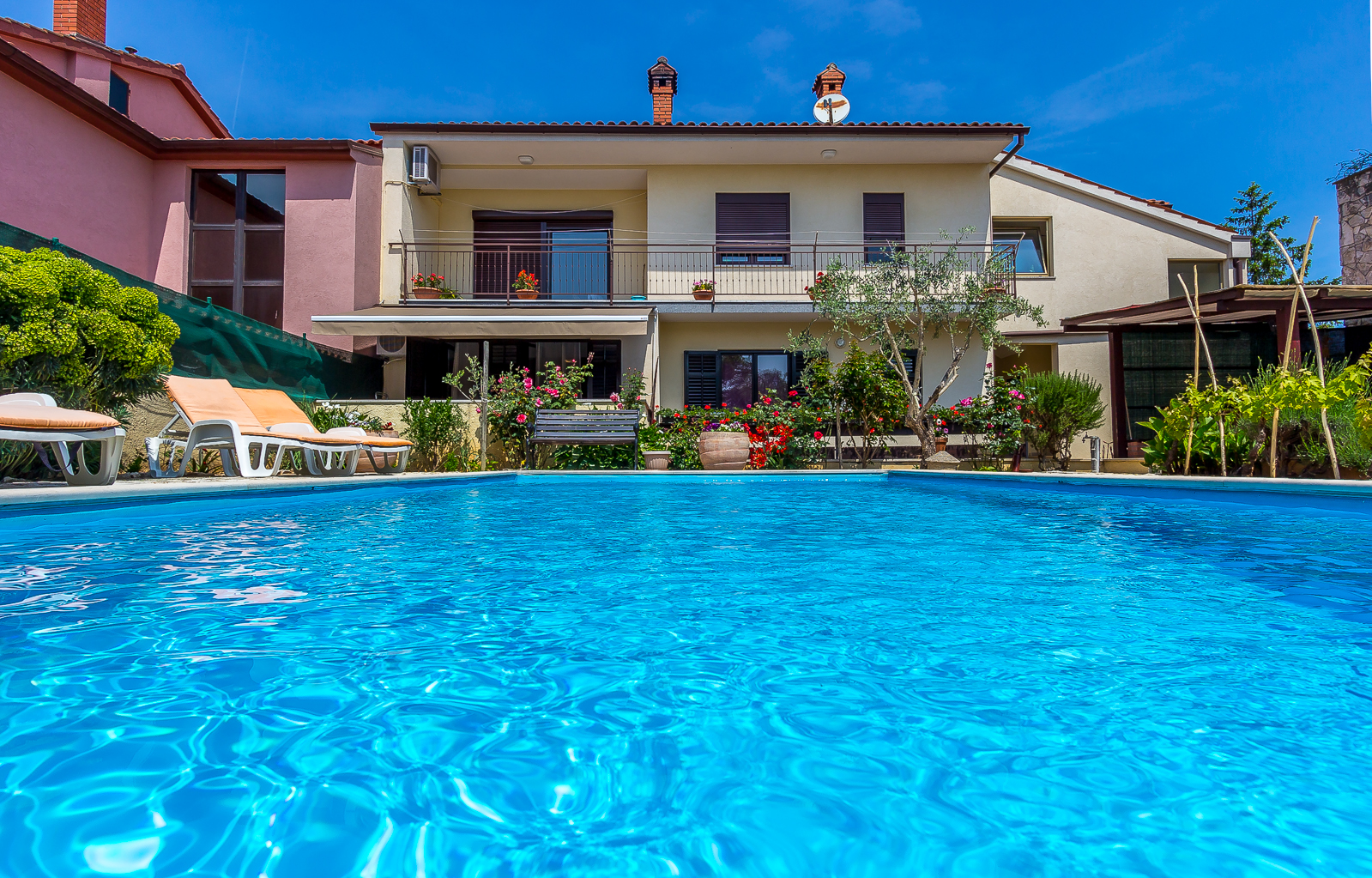 Terraced house in Pula offers apartment with pool for 8 persons