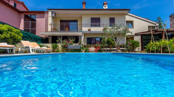 Terraced house in Pula offers apartment with pool for 8 persons, 10