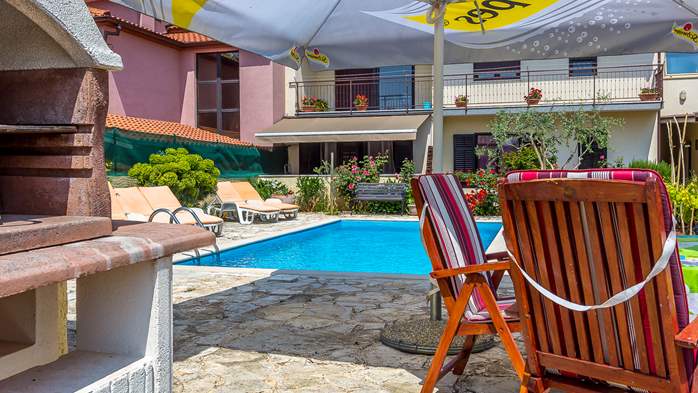 Terraced house in Pula offers apartment with pool for 8 persons, 17