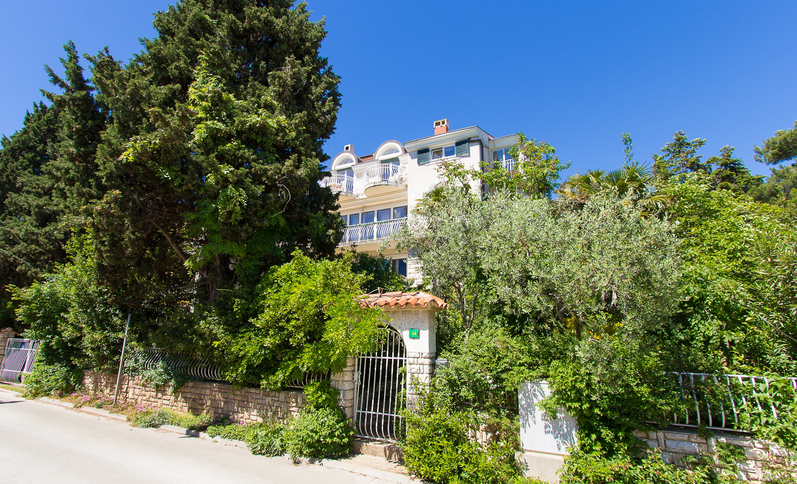 Schönes Haus umgeben von viel Grün bietet Unterkunft in Pula