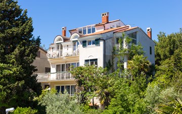 Casa immersa nel verde, vicino al mare, offre alloggi a Pula