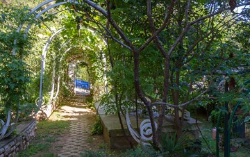 Krasna kuća okružena zelenilom, pored mora, nudi smještaj u Puli