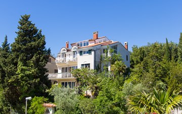 Krasna kuća okružena zelenilom, pored mora, nudi smještaj u Puli