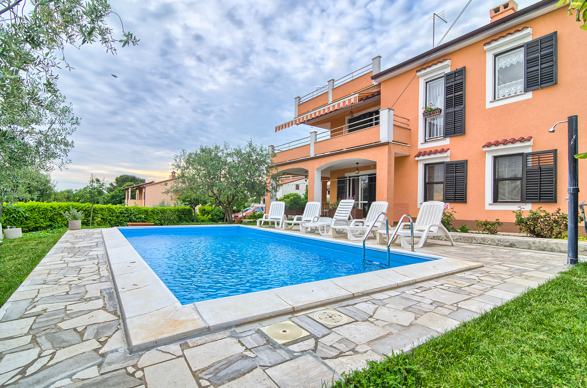 Family house with pool in Pula offers comfortable apartments