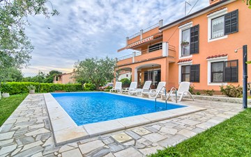 Family house with pool in Pula offers comfortable apartments