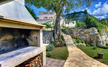 Villa tradizionale istriana in pietra con piscina e giardino