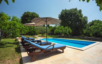Traditionelle istrische Steinvilla mit privatem Pool und Garten