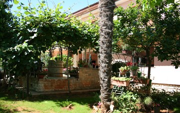 Accommodation in private house in Pula with fenced garden
