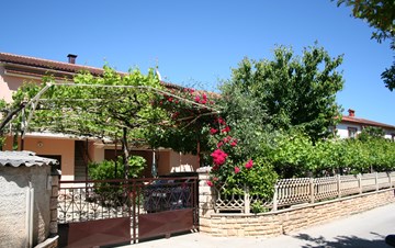 Accommodation in private house in Pula with fenced garden