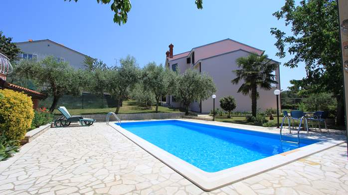 Casa con piscina all'aperto a Pula offre alloggio in appartamenti, 10