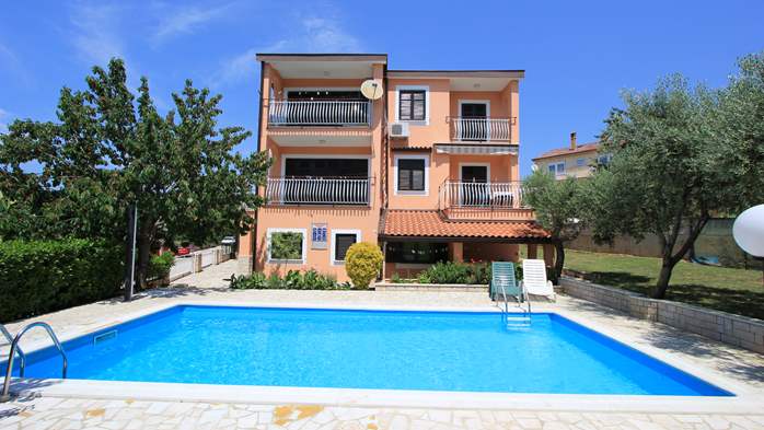 Casa con piscina all'aperto a Pula offre alloggio in appartamenti, 11