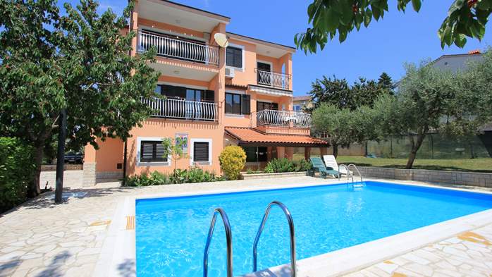 Casa con piscina all'aperto a Pula offre alloggio in appartamenti, 7