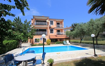Casa con piscina all'aperto a Pula offre alloggio in appartamenti