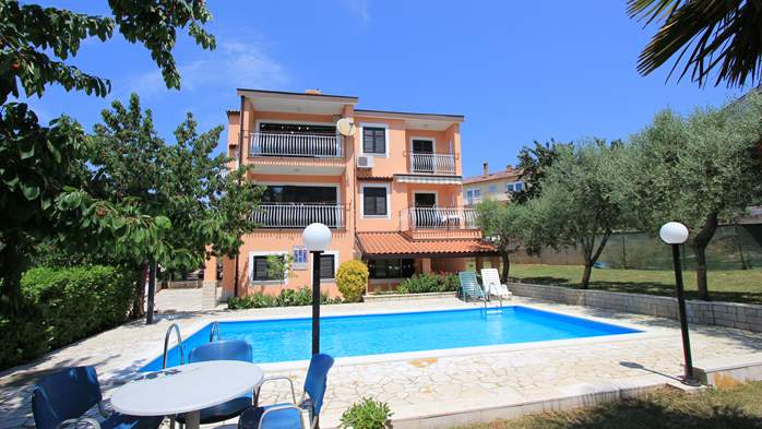 House with pool in Pula offers accommodation in apartments, 13